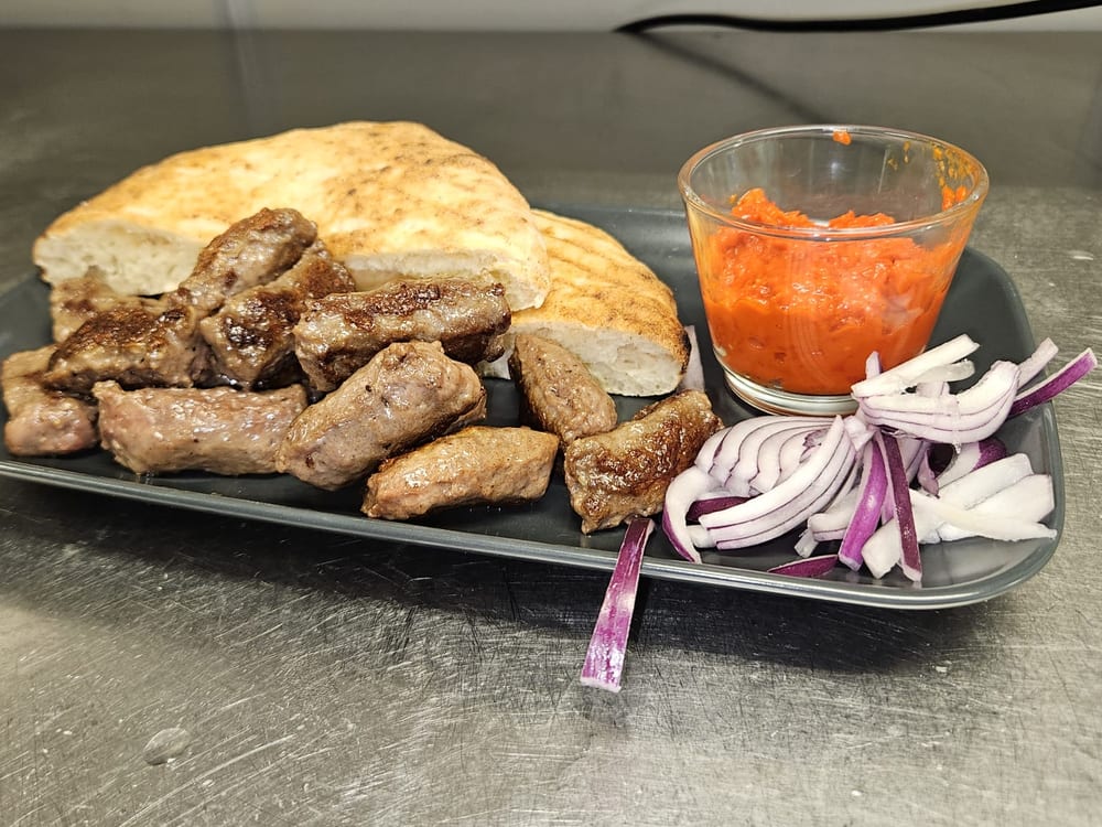 Cevapcici med grillat bröd, ajvar och rödlök, husets paradrätt