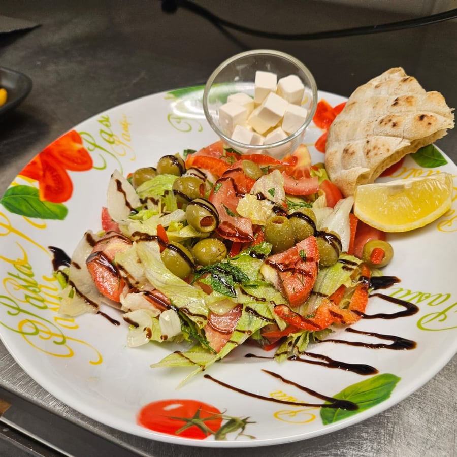 Grekisk sallad med oliver, tomat, fetaost och grillat bröd från City Grill