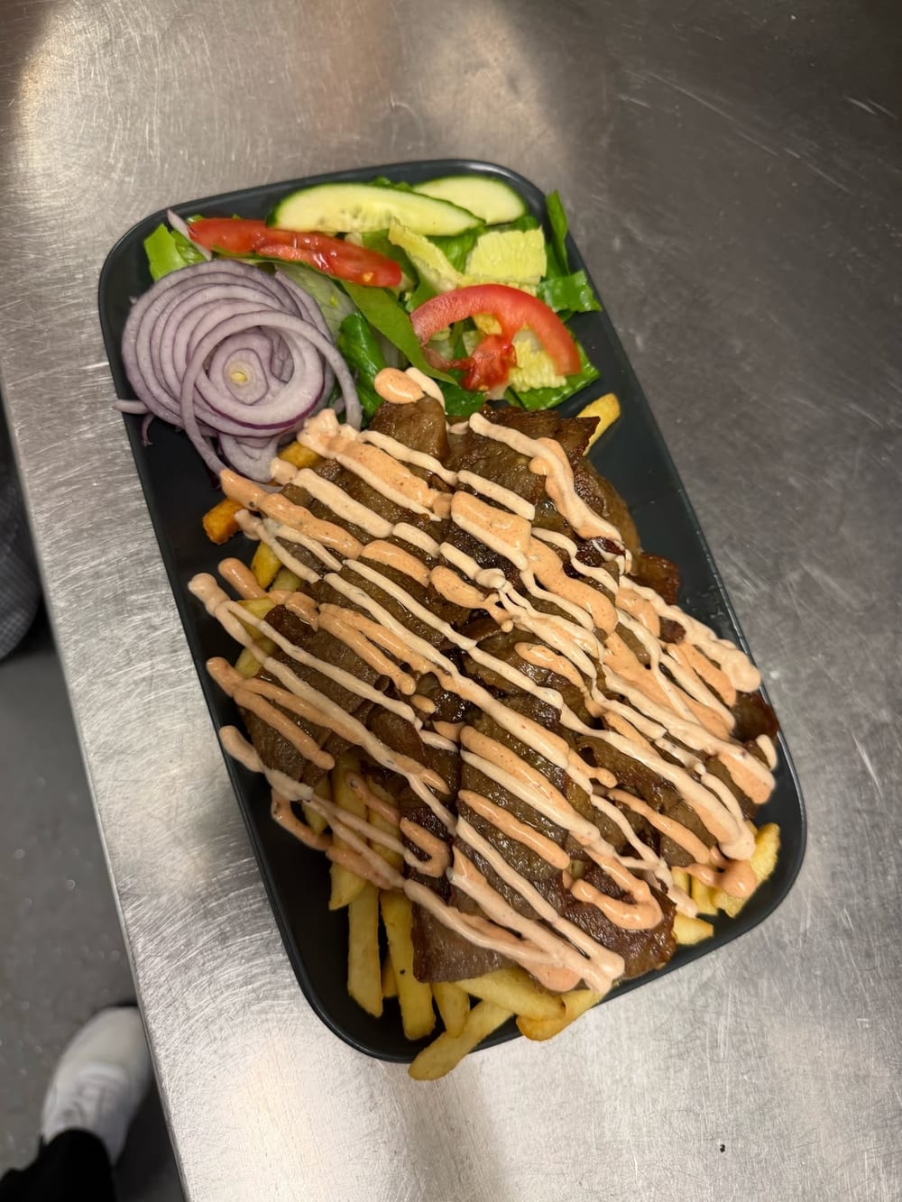 Kebabtallrik med pommes och sallad från City Grill